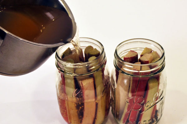 ریختن سرکه روی ترشی ریواس