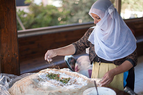 زن عرب در حال آشپزی و پخت و پز