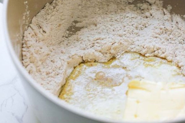 آرد و روغن حیوانی در قابلمه برای تهیه کاچی