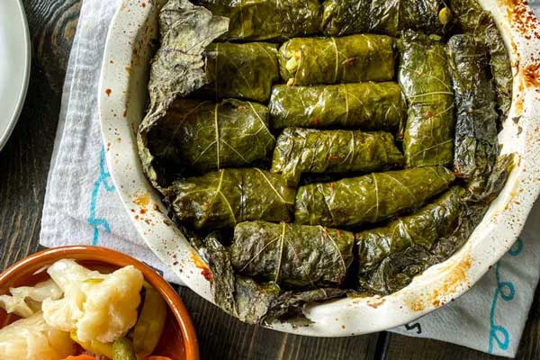 دلمه برگ مو آذری در کنار کلم شور