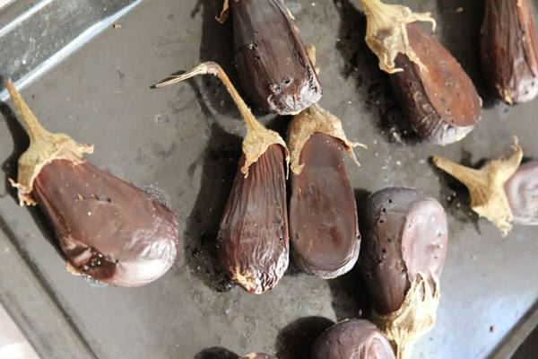 بادمجان کبابی برای تهیه میرزا قاسمی 