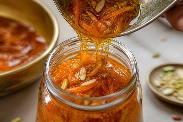 ریختن مربا هویج مجلسی در شیشه
