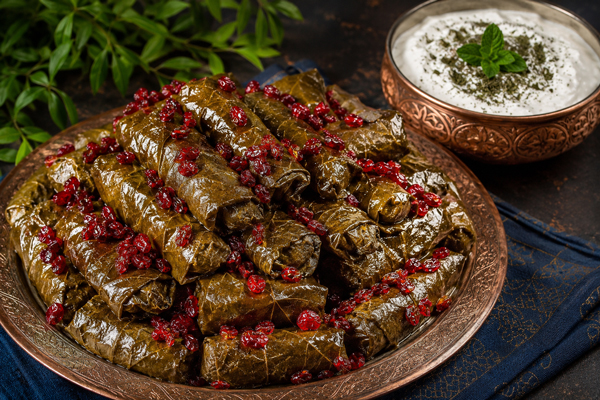 پخت و سرو دلمه برگ مو