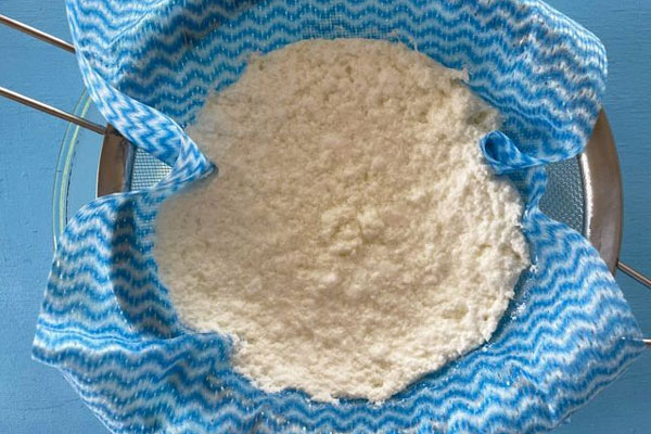 ریختن دلمه ها روی پارچه و صافی
