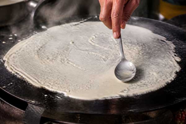سرخ کردن نان توموشی روی ساروج