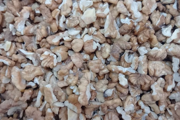 گردو خرد شده برای تهیه مغز خاگینه