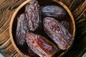خرما پیارم در کاسه چوبی برای تهیه خاگینه خرما