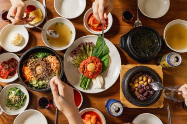 میزی از انواع غذاهای کره ای