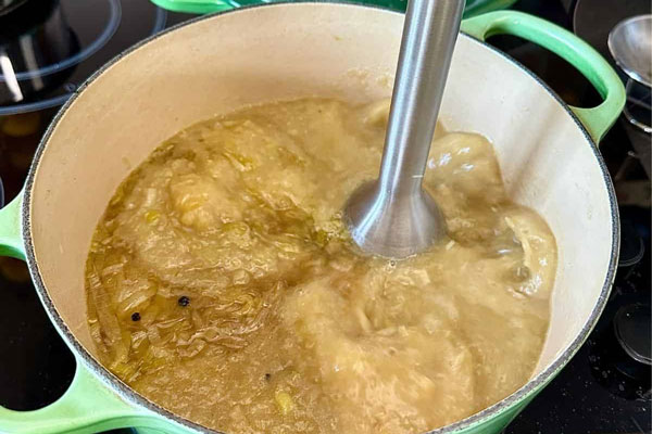 میکس کردن سوپ تره فرنگی با گوشت کوب برقی 