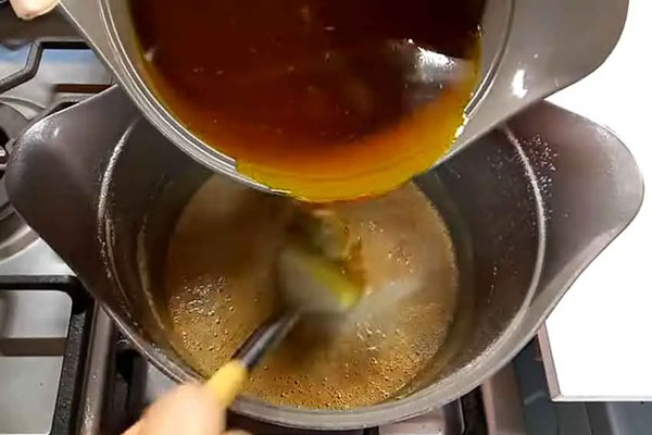 ترکیب شربت با آرد و روغن حیوانی برای تهیه کاچی