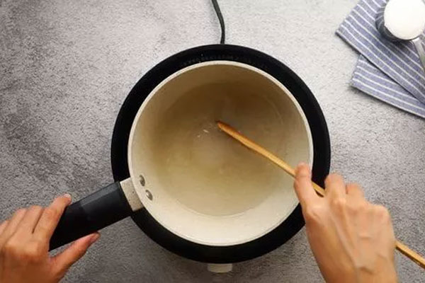 ترکیب آب و شکر برای شربت کاچی