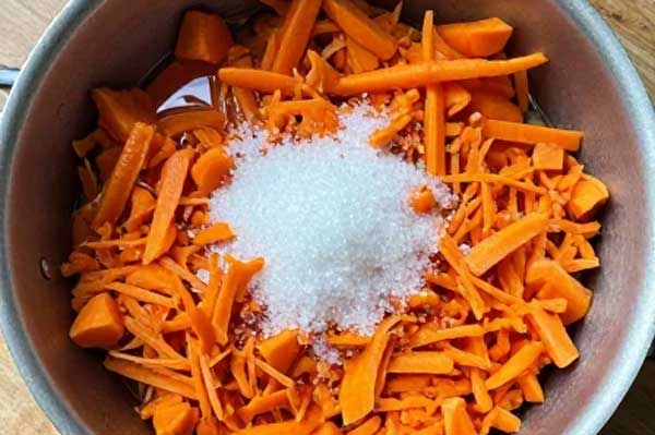 مخلوط کردن هویج، شکر و گلاب در تهیه مربا هویج با تفاله