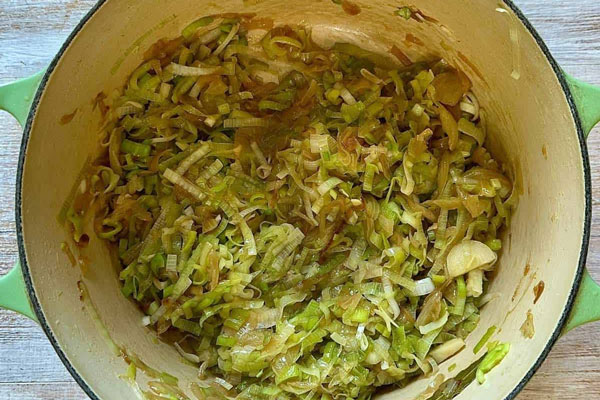 تفت دادن پیاز و تره فرنگی برای تهیه سوپ