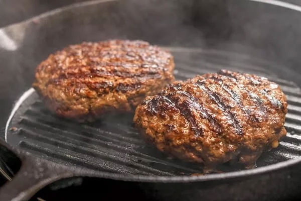 سرخ کردن همبرگر در تابه چدنی 