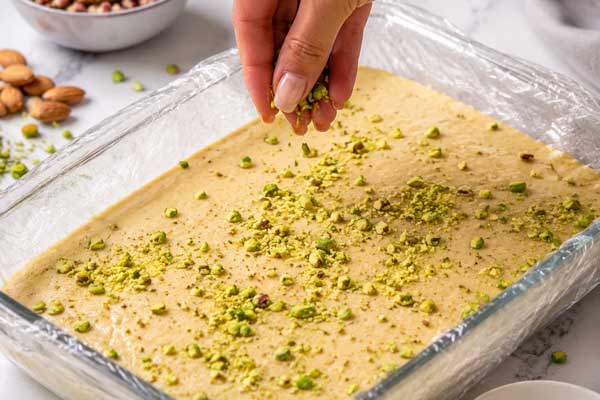 ریختن مایه لوز بادام در قالب
