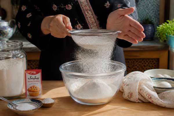 آماده کردن مخلوط آرد در تهیه کیک صبحانه