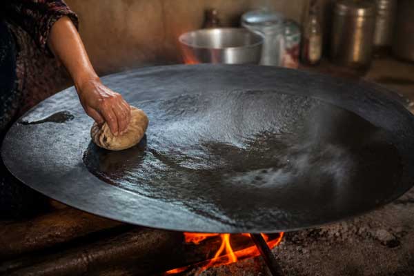 آماده کردن ساروج و داغ کردن روغن برای تهیه نان توموشی