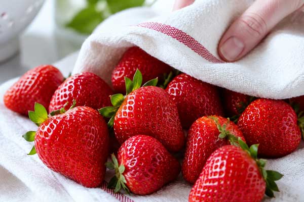 آماده‌سازی توت‌فرنگی برای تهیه موچی