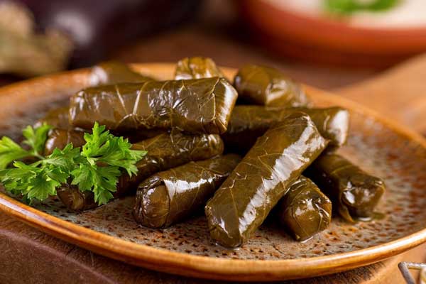 یک بشقاب دلمه برگ مو آذری