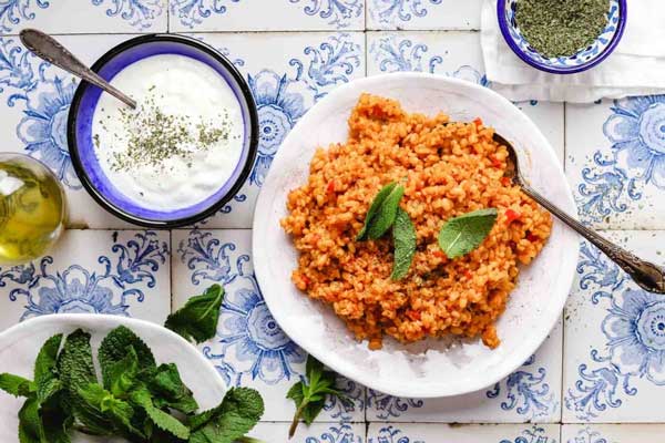یک بشقاب بلغور پلو بهمراه ماست