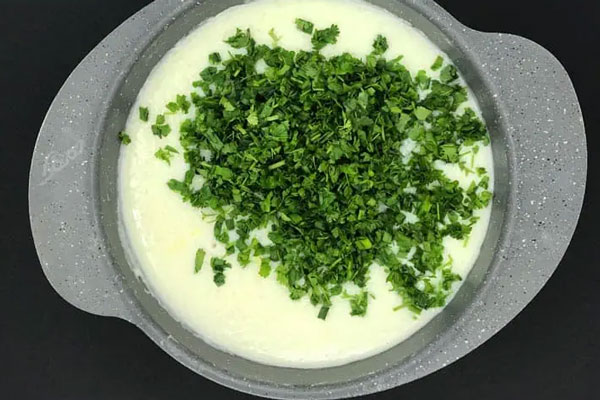 ریختن سبزی در آبگوشت دوغ دار