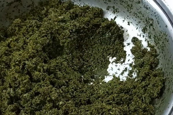 سرخ کردن سبزی ترشی تره در تابه