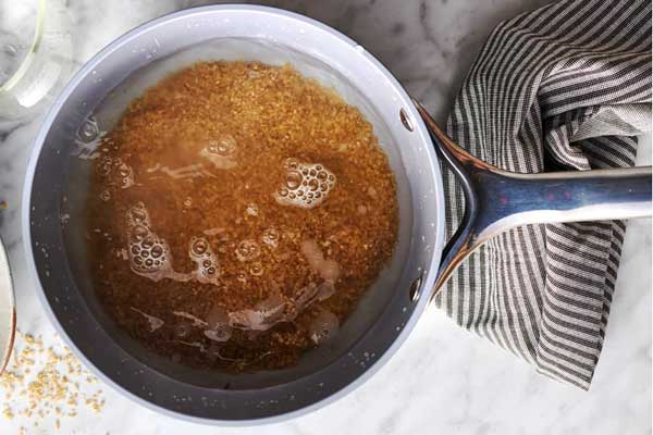 خیساندن بلغور برای تهیه بلغور پلو