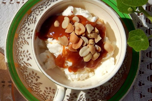 سرو بستنی وانیلی با سس کارامل و بادام زمینی 