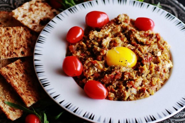 سرو میرزا قاسمی با نان سنگک 