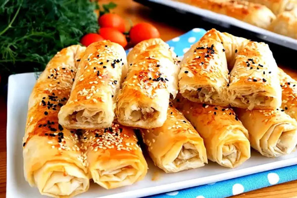 رول کالباس و پنیر گودا با سیاه دانه و کنجد