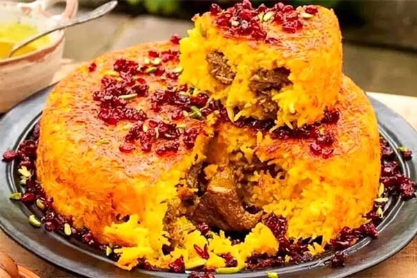 ته چین مرغ شیرازی تزئین شده با زرشک