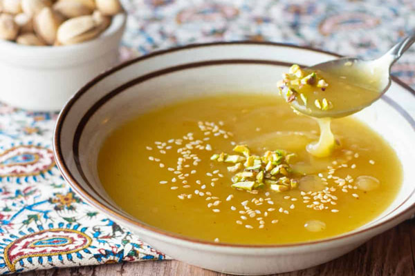 سرو کاچی تزیین شده با کنجد و پودر پسته 
