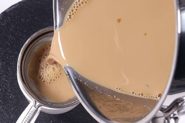 سرو چای ماسالا با شیر