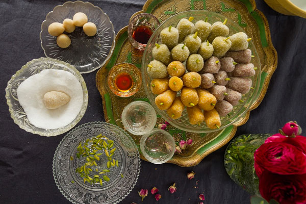 سرو شیرینی توت بادامی با چای 