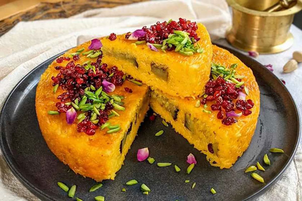 سرو ته چین مرغ شیرازی تزئین شده با زرشک و خلال پسته