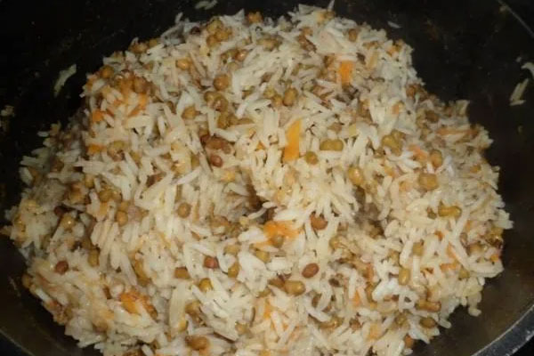 برنج و ماش پخته در قابلمه برای تهیه آش ارده
