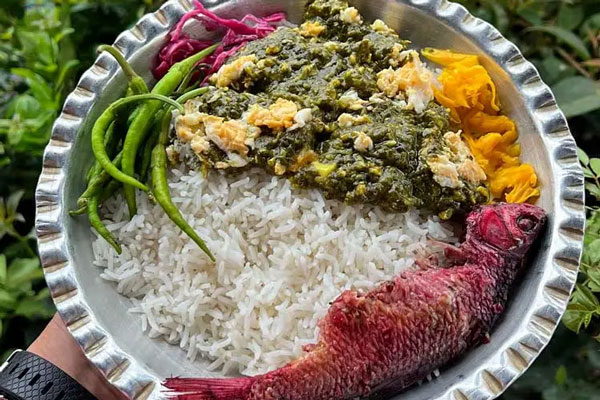 سرو ترشی تره گیلانی با برنج و ماهی دودی 