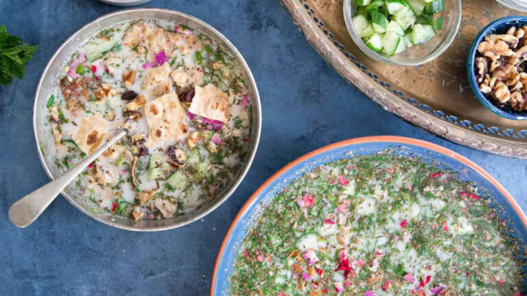 طرز تهیه آب دوغ خیار ساده خانگی