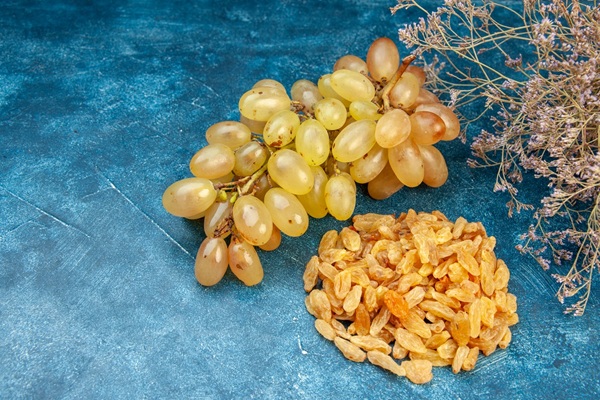 کشمش در کنار انگور