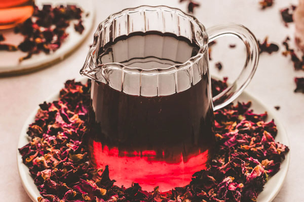 شربت گل محمدی در ظرف شیشه ای 