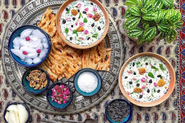 آب دوغ خیار ساده در کاسه