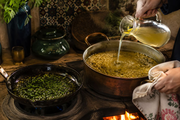 افزودن آبغوره به آش بلغور شیرازی