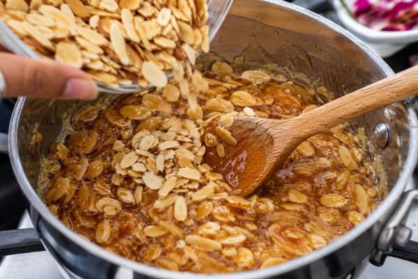 افزودن خلال بادام به مایه سوهان عسلی 