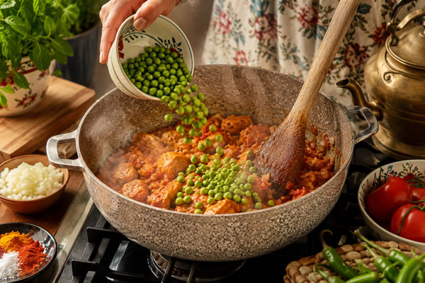 افزودن نخودفرنگی در تهیه خورشت نخود فرنگی با مرغ