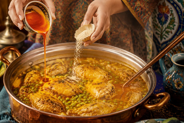 افزودن زعفران و گرد لیمو به خورشت نخود فرنگی با مرغ