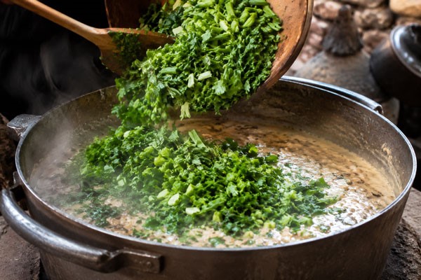 افزودن سبزی آش ترخینه لرستان