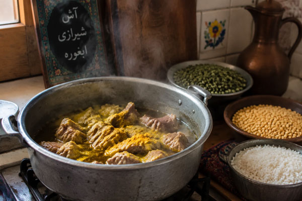 پخت گوشت در تهیه آش آبغوره شیرازی