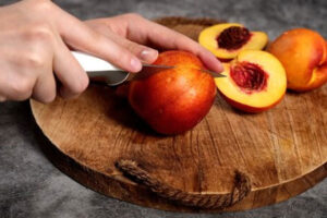 خرد کردن شلیل با چاقو برای تهیه لواشک