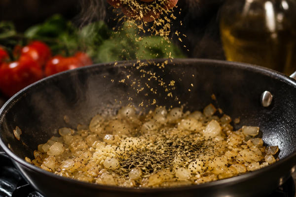 تفت دادن پیاز و سیر ر تهیه پاسته پنه