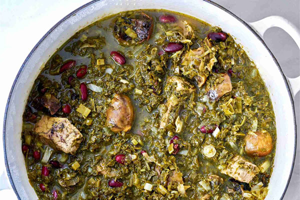 خورشت قورمه سبزی با پنیر کبابی در قابلمه 